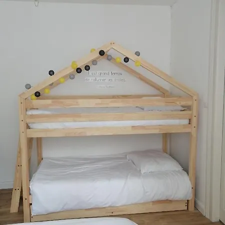 Au Pied Des Remparts ... *