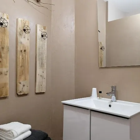 Au Pied Des Remparts ... *